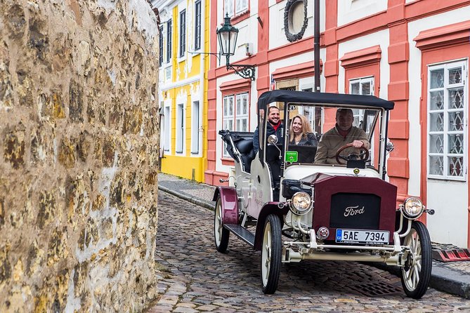 1,5 hour oldtimer convertible Prague sightseeing tour - Why this old-timer convertible tour works so well in Prague