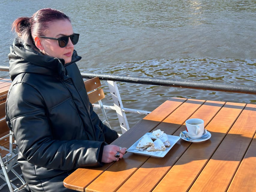 1 hour boat cruise with fragrant coffee and homemade strudel - Hear the Audioguide Better: How to Get the Most From the Narration