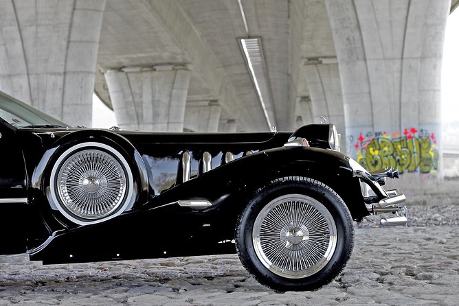 1 hour ride in vintage limousine - Champagne on ice, photo-ready style, and the vibe inside