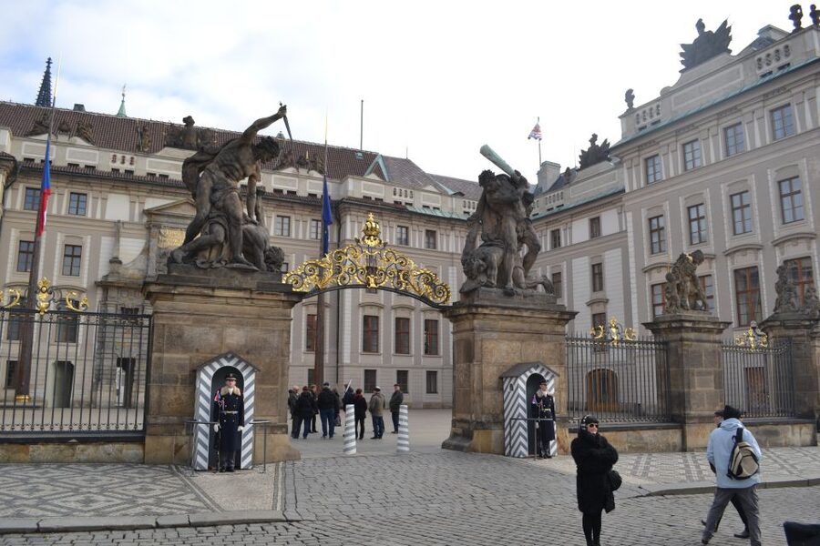 3-Hour Prague Castle & Interiors Tour - How the tour pace really works, guided time plus walking