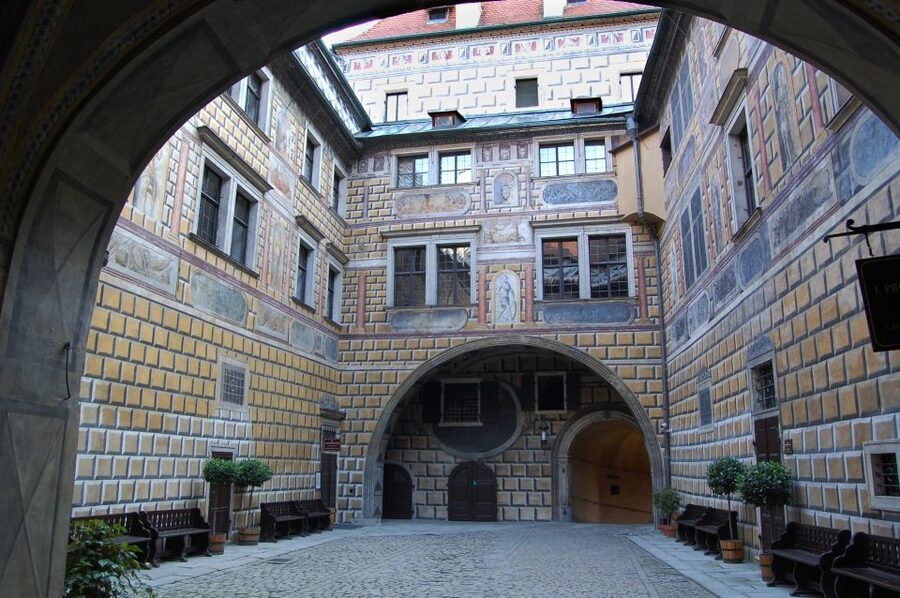Český Krumlov: 2 Hour Private Walking Tour with Guide - Choosing Český Krumlov Castle Interiors After the Walk