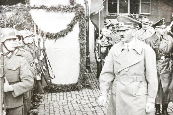 Český Krumlov 20th century tour - Stop 3, Hitler’s arrival: a prewar visit with real weight