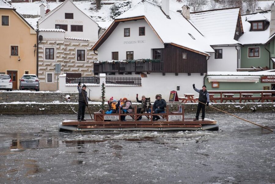 Český Krumlov: Advent Wooden Raft River Cruise - Quick takeaways