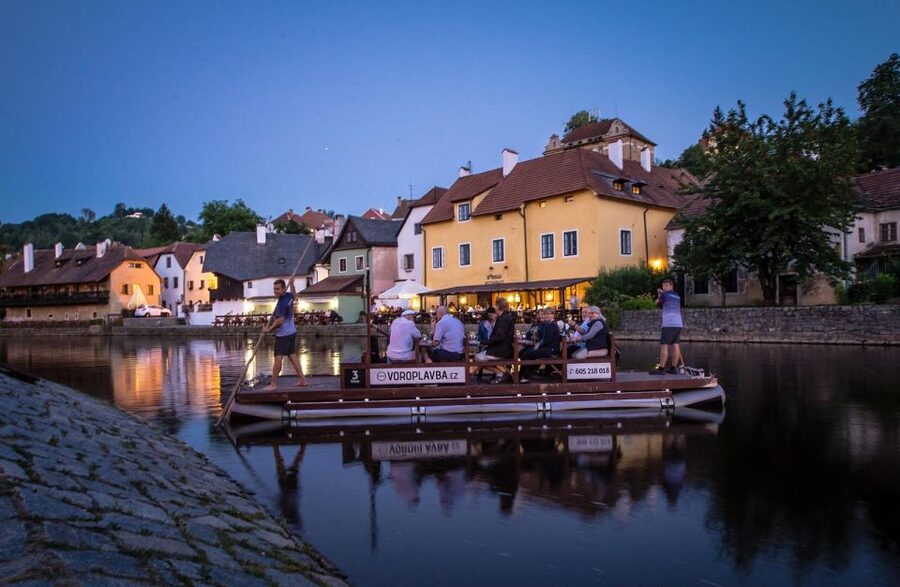 Český Krumlov: Advent Wooden Raft River Cruise - Krumlovské Benátky: starting your view from the water