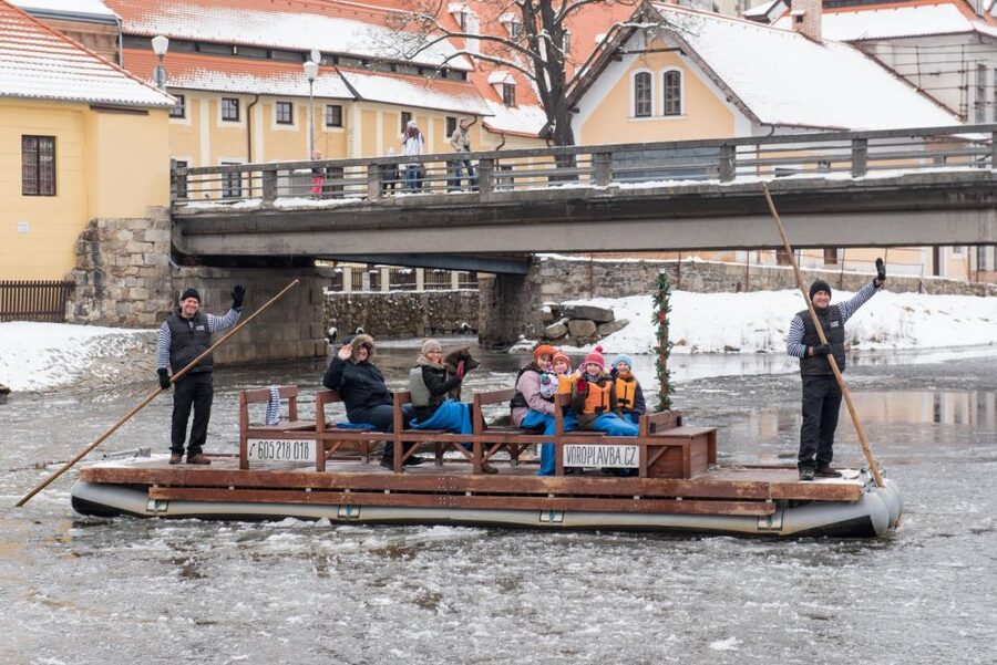 Český Krumlov: Advent Wooden Raft River Cruise - Your included drink stop: what you get and why it matters