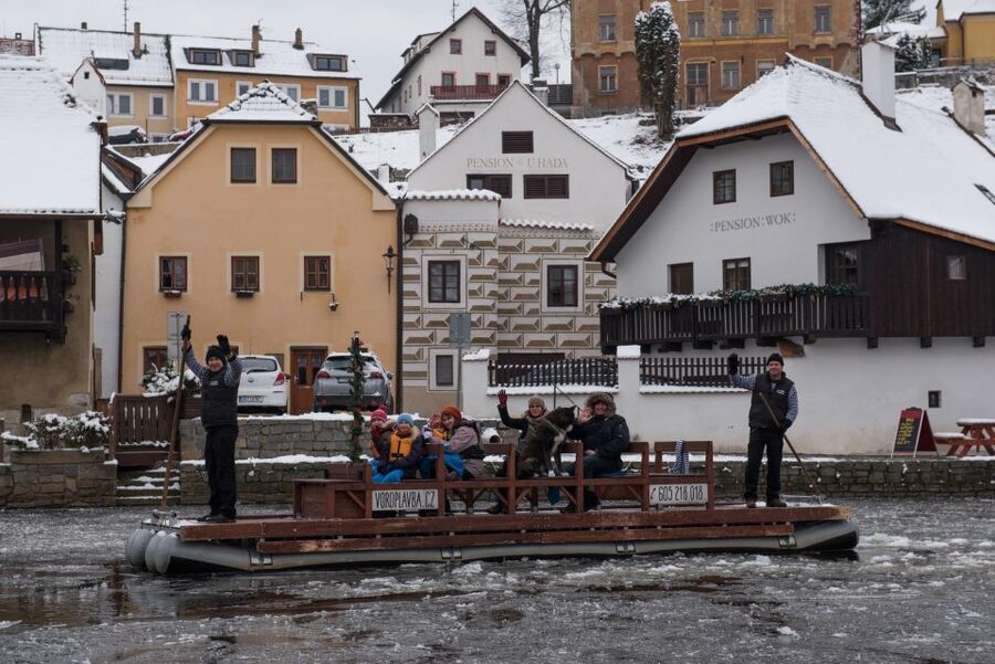 Český Krumlov: Advent Wooden Raft River Cruise - Winter cruising reality check: cold air, short time, and how to plan