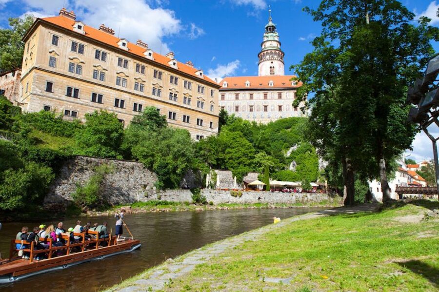 Český Krumlov: Wooden Raft River Cruise - Two Skippers, Live Commentary, and the Humor Factor