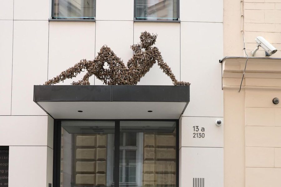 Contemporary art tour in Prague: the works of David Černý - Rain or shine, plus one possible missing work