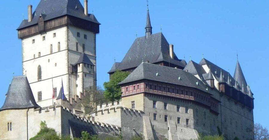 Countryside Bike Tour From Prague To Karlstejn Castle - The Midday Setup: Getting to Karlštejn Village and Lunch