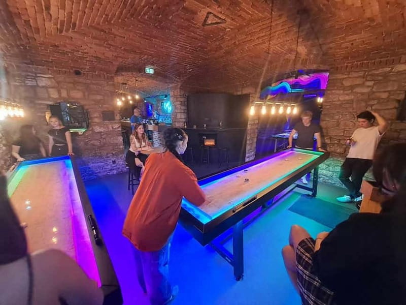 Crew Bar Prague: Open bar, ping pong or shuffleboard game - Crew Bar Prague: a game bar in the middle of your night