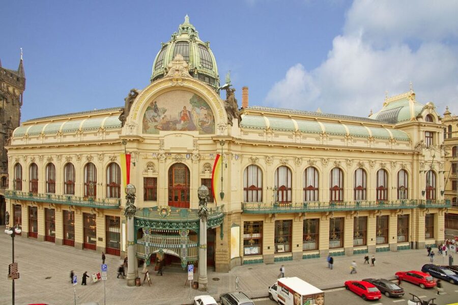 Essential Prague Walking Tour - Meeting at Česká národní banka, and how not to miss your guide