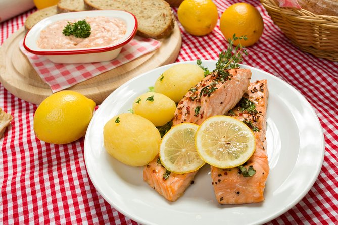 Folklore Dinner with Unlimited Drinks 4course Menu - Folklore entertainment: costumes, musicians, and the audience factor