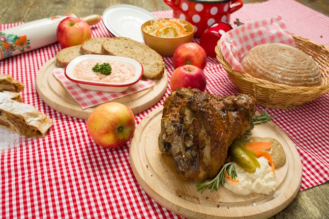 Folklore Dinner with Unlimited Drinks 4course Menu - What to expect if you are traveling as a group or family
