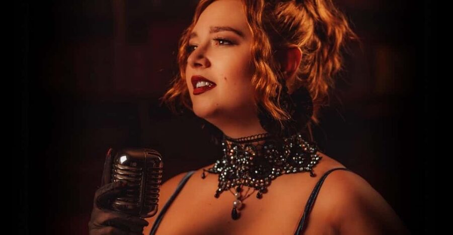 Friday Night Live Music in Old Town at Le Valmont - The show timing at 21:00: when to arrive and what the first hour feels like