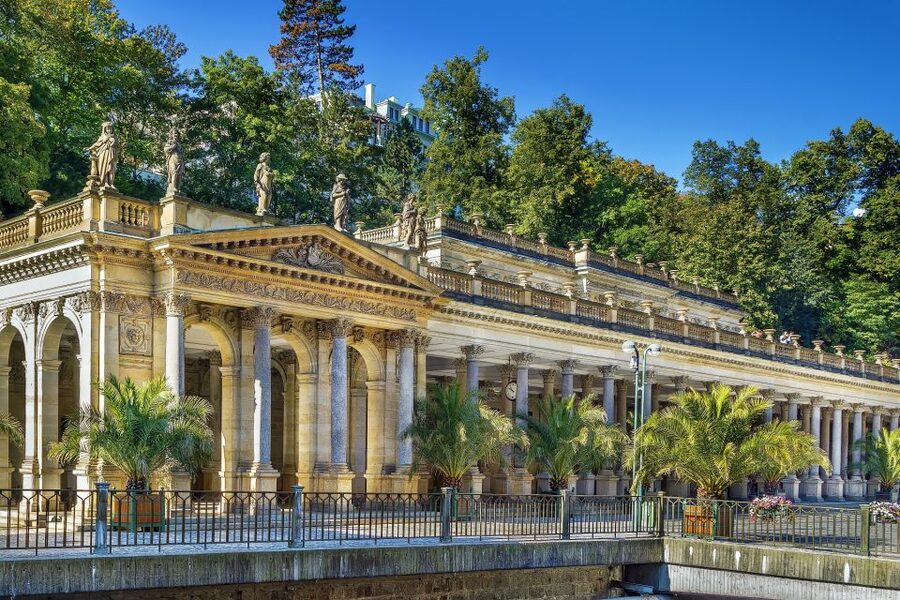From Prague: Private Karlovy Vary & Crystal Factory Tour - Karlovy Vary Hot Springs and the Vřídlo Sprudel Moment
