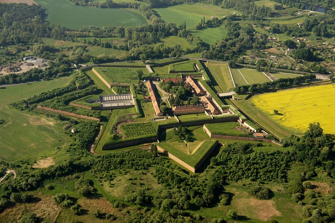 From Prague: Terezin with Admissions - Guide quality: how to spot a good day from the start