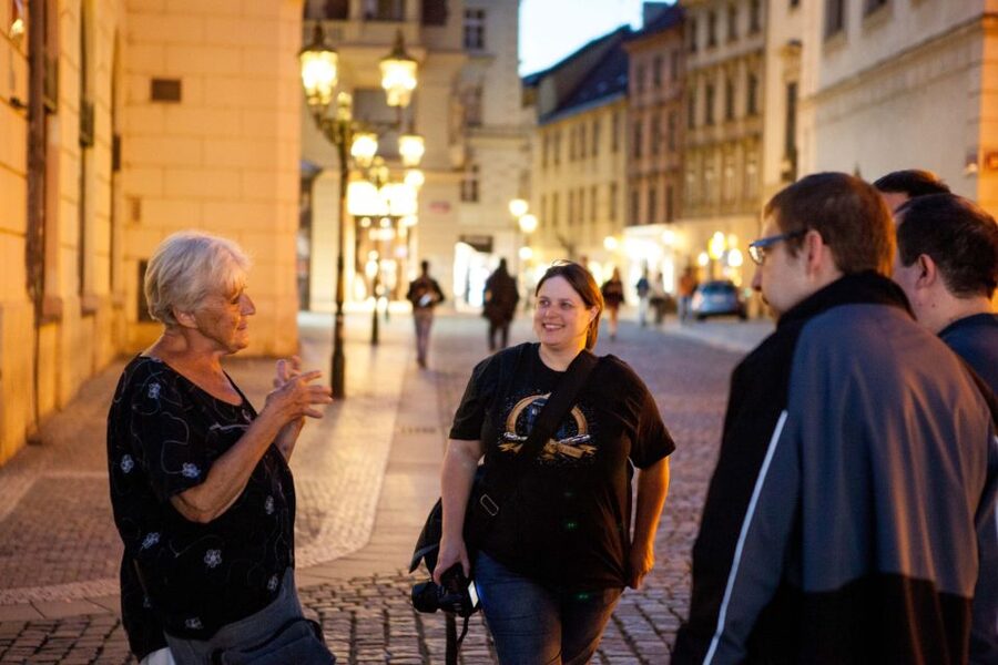 Ghost Walking Tour of Prague - Languages and pacing: what can shift during a night departure
