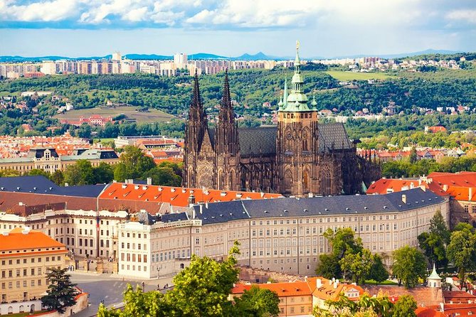Grand Tour of Prague "among history, legends and curiosities" (NO ENGLISH) - Meeting at Muzeum New Town and finishing above Charles Bridge