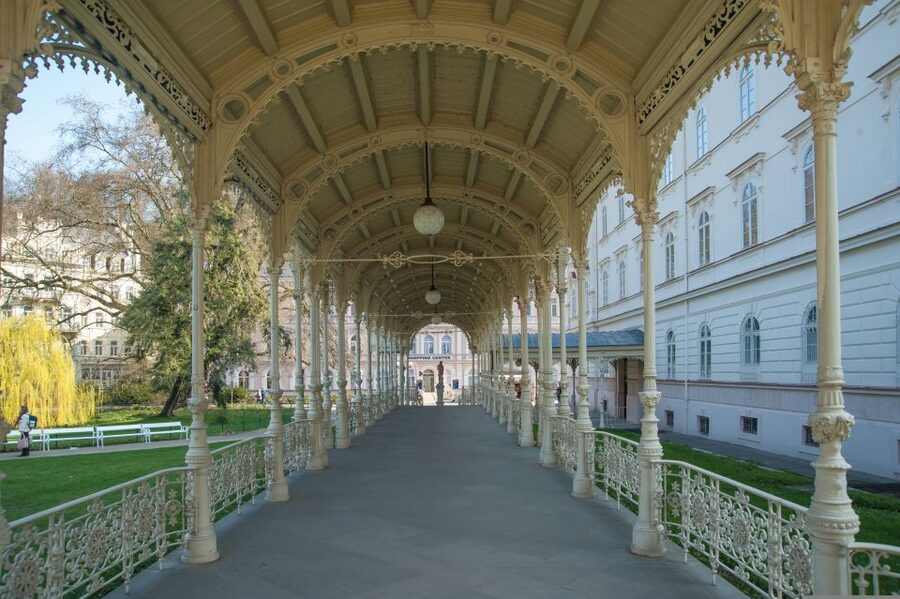 Karlovy Vary - the world famous spa - Entering the spa ritual: Charles IV and the colonnade you’ll walk