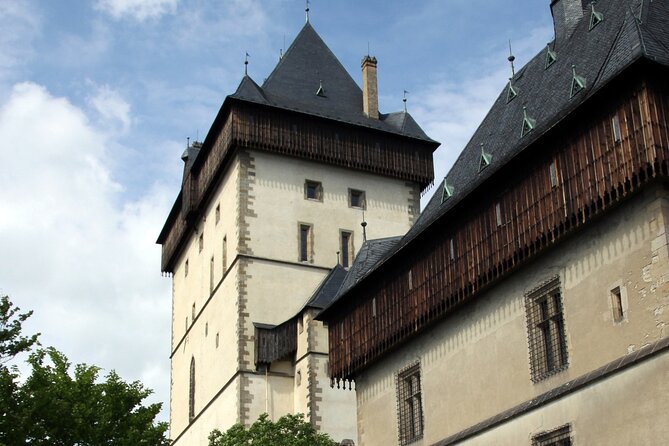 Karlstejn Castle in Vintage Convertible Car - Driver Guidance and the Difference It Makes