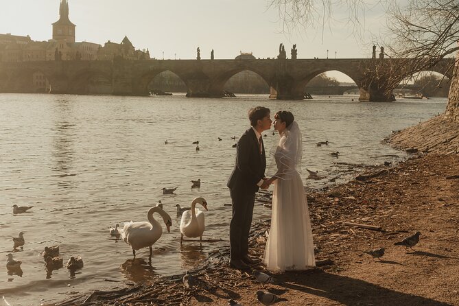 Photographer in Prague, private photoshoot - Old Town Square and the Astronomical Clock start strong