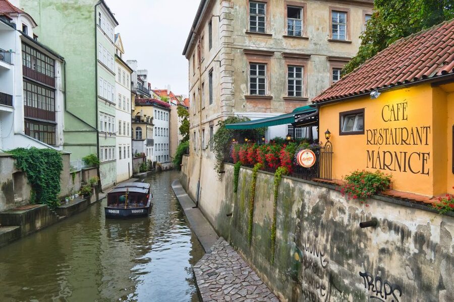 Prague: 1.5-Hour River Boat Cruise and Guided Tour - Cruising the Čertovka waterways for fresh Old Town angles