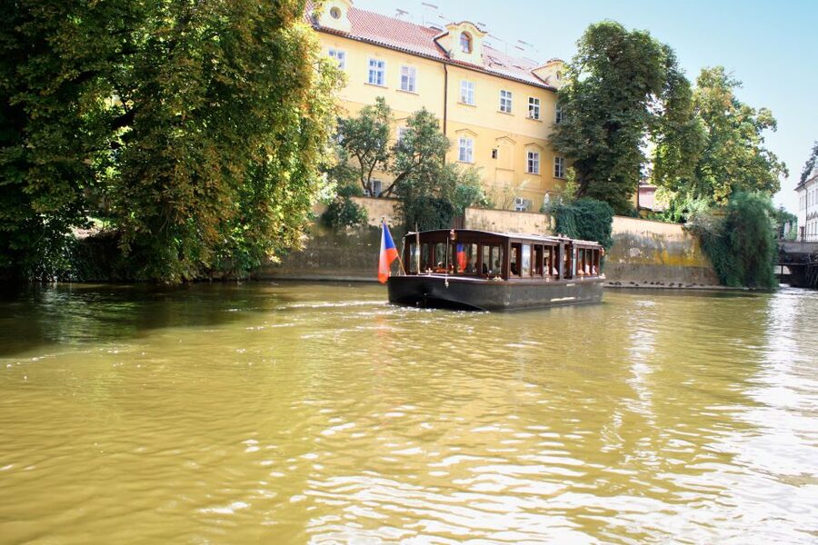 Prague: 1.5-Hour River Boat Cruise and Guided Tour - Devil’s Channel and Prague Castle from below Charles Bridge