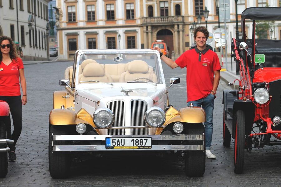 Prague: 1.5–Hour Vintage Car Tour - Live multilingual guides: Czech, English, Russian, Spanish