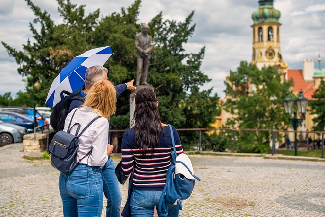 Prague: 1-Hour Castle Tour With Fast-GET Admission Ticket - Entering the castle complex, then getting the map that saves time