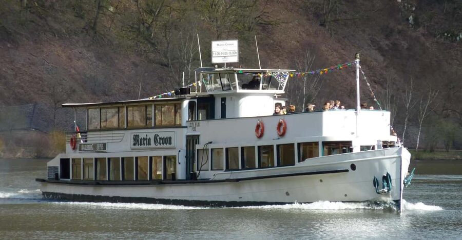 Prague: 2-Hour Historic Boat Cruise with Delicious Lunch - What happens during your 2-hour cruise and included lunch time