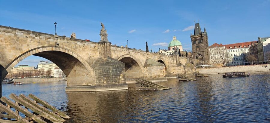 Prague: 2-Hour Historic Boat Cruise with Delicious Lunch - Buffet lunch onboard: good enough to plan around