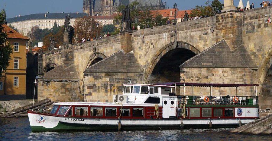 Prague: 2-Hour Lunch Cruise on the Vltava River - Why this Vltava lunch cruise is a smart Prague break