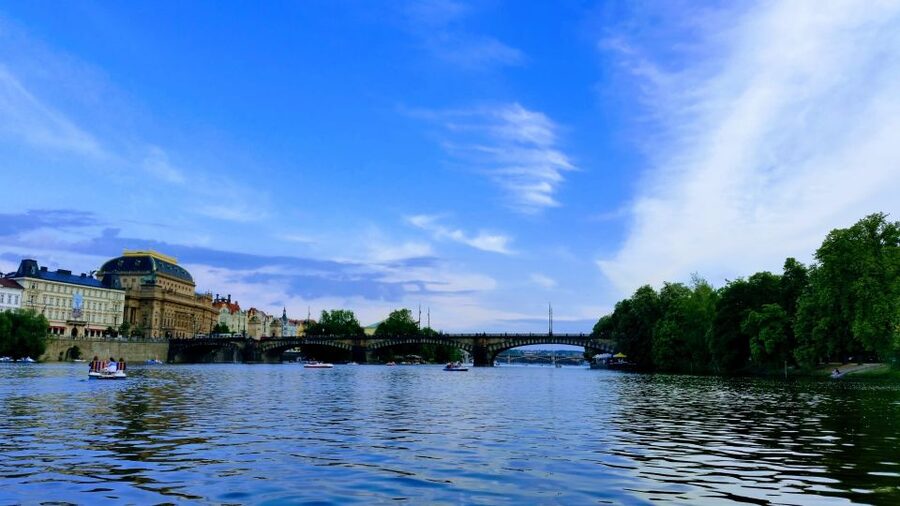 Prague: 2-Hour Lunch Cruise on the Vltava River - Meeting point at Staromestske namesti: yellow kiosk on Parizska Street