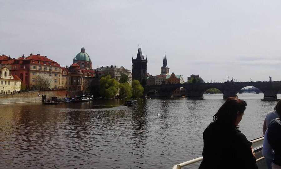 Prague: 2-Hour Lunch Cruise on the Vltava River - What the cruise includes, and what you’ll pay extra for