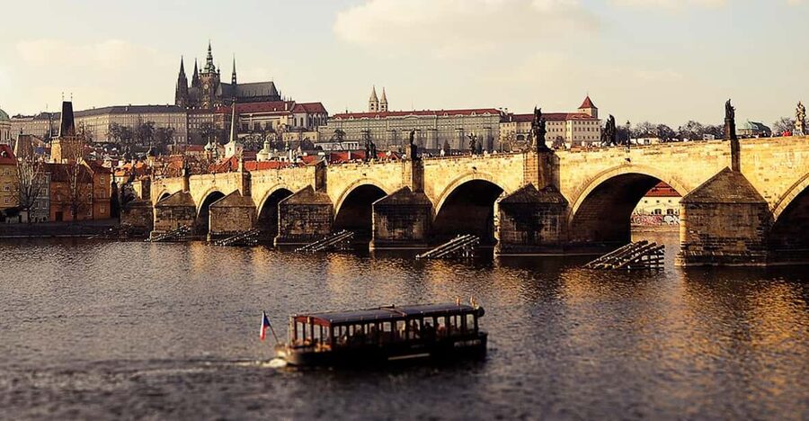 Prague: 2 hours city tour + 1 hour boat cruise - Key highlights worth clocking