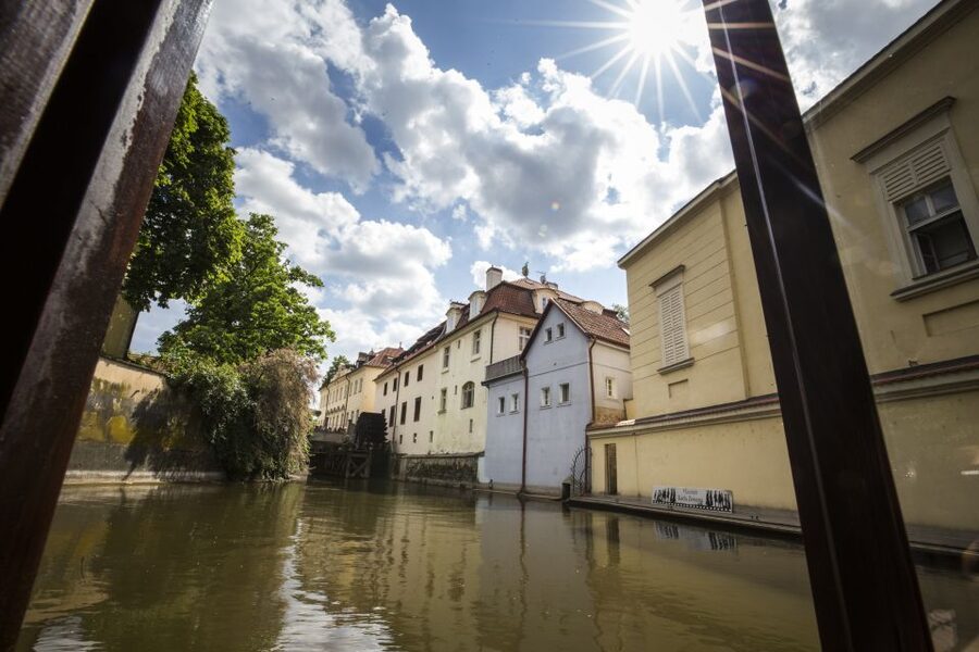 Prague: 3–Hour Castle Grounds Walking Tour and River Cruise - The pace, group size, and what to expect from your guide
