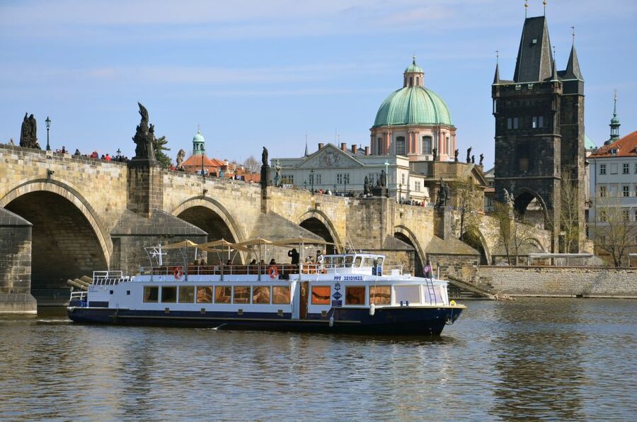 Prague: 3-hour Evening River Cruise with Dinner - Prague Castle, Charles Bridge, and the magic of the river angle