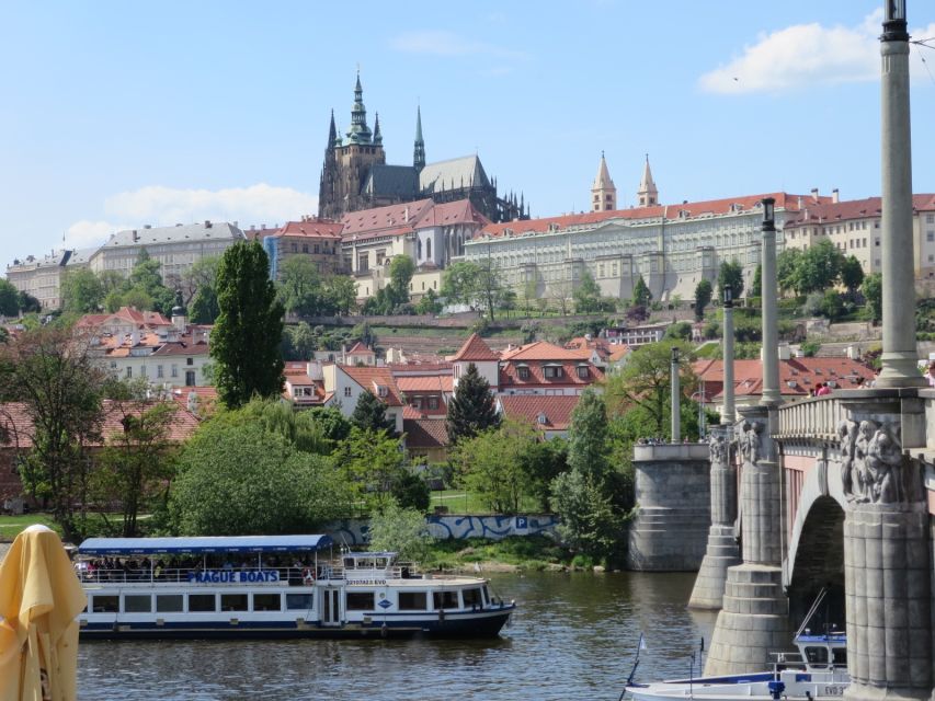 Prague: 3-hour Evening River Cruise with Dinner - Small group size and the seating advantage