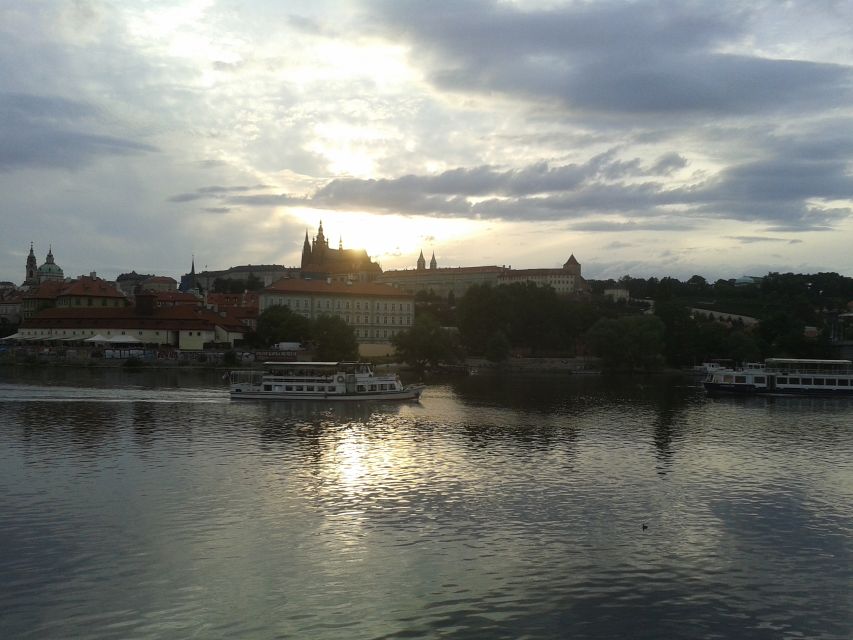 Prague: 3-hour Evening River Cruise with Dinner - Finding your way at Náměstí Republiky and the yellow kiosk