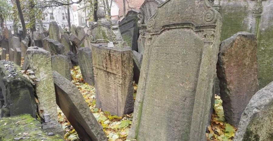 Prague: 3-Hour Private Jewish Quarter Tour - Old Jewish Cemetery: A Quiet Start You Can Feel