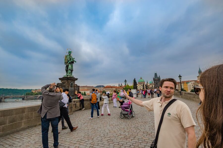 Prague: 3-Hour Walking Tour of Old Town & Prague Castle - Guide quality you can feel, from humor to practical tips
