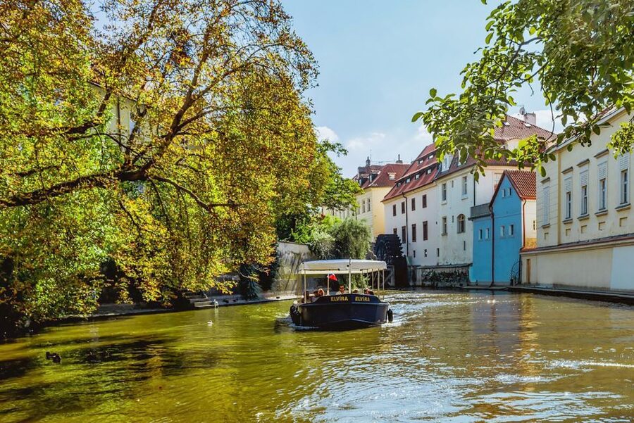 Prague: 45-Minute Sightseeing Cruise to Devil's Channel - Sliding into Čertovka: what Devil’s Channel looks like up close