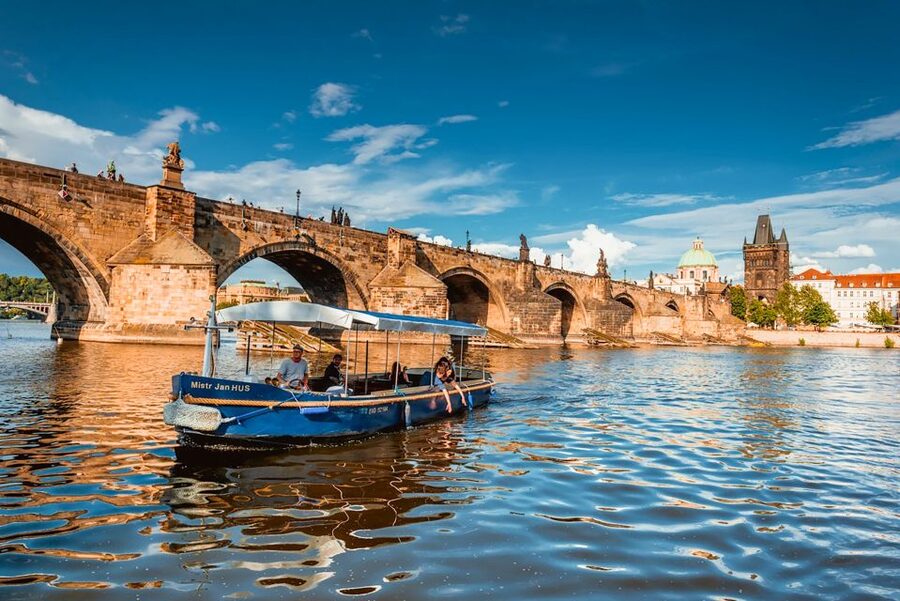 Prague: 45-Minute Sightseeing Cruise to Devil's Channel - The live guide experience, and why it stays fun
