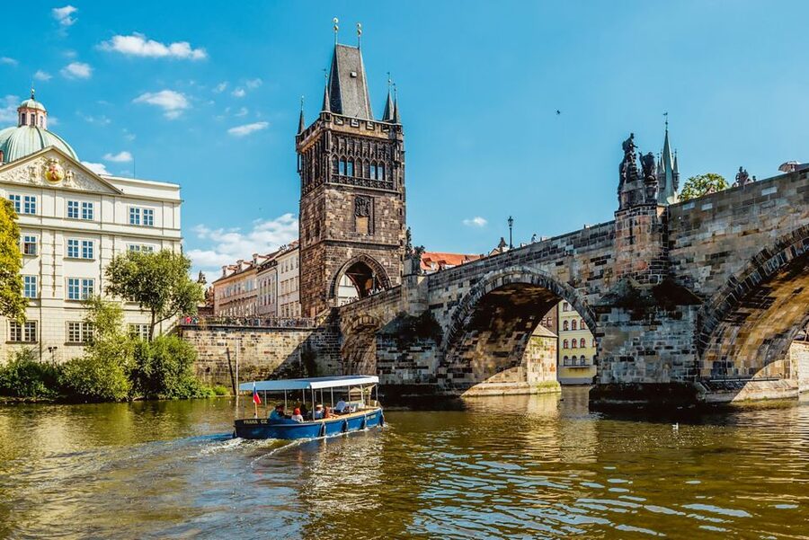 Prague: 45-Minute Sightseeing Cruise to Devil's Channel - Best time to go, and smart photo habits