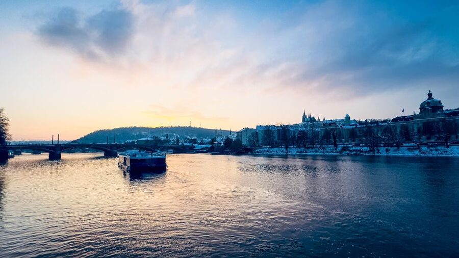 Prague: 50-Minute Sightseeing Evening Cruise - Onboard comfort: air-conditioned warmth, roofed sundeck, and open-deck views