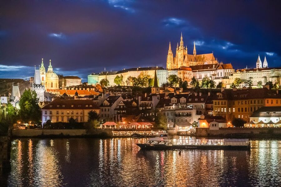 Prague: 50-Minute Sightseeing Evening Cruise - Drinks and service: worth it without turning into a party