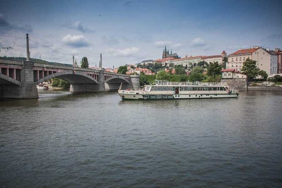 Prague: An unforgettable 2-hour cruise on the Vltava River. - Why a 2-hour Vltava cruise makes sense in Prague