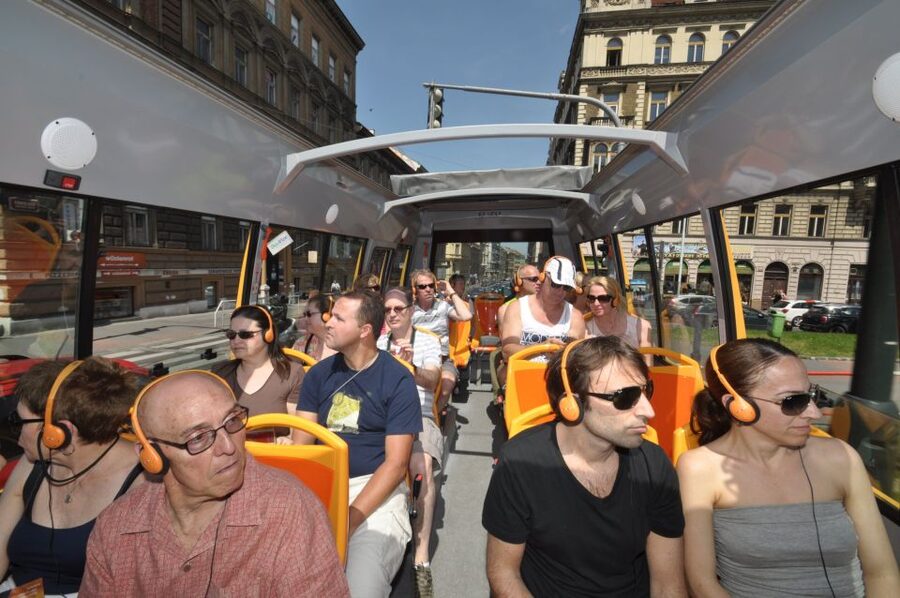 Prague: Big Bus Hop-on Hop-off, Castle Tour and River Cruise - Red line route: Prague Castle access plus the Karlov and I.P. Pavlova viewpoints