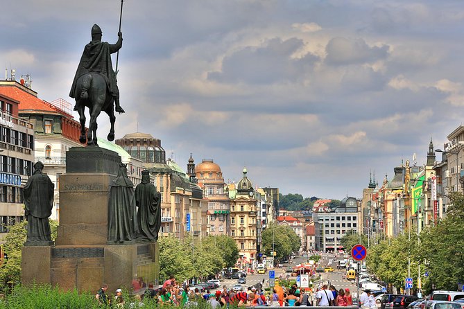Prague: Bus Tour, Walking Tour, River Cruise and Lunch - Prague Castle walk (1 hour, ticket not included)