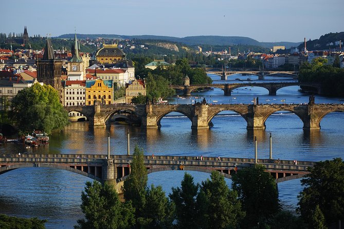 Prague: Bus Tour, Walking Tour, River Cruise and Lunch - Getting there: meeting point and pickup reality check